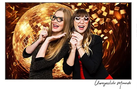Disco Fotobox Hintergrund von Fotobox-Wiesbaden 2 Junge Damen stehen in Wiesbaden vor dem Fotobox Hintergrund mit dem Motiv Disco