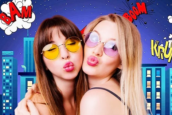 Fotobox im Kurhaus Wiesbaden mit Comic Hintergrund Sie sehen zwei hübsche Damen vor einem KI generierten Comic Hintergrund