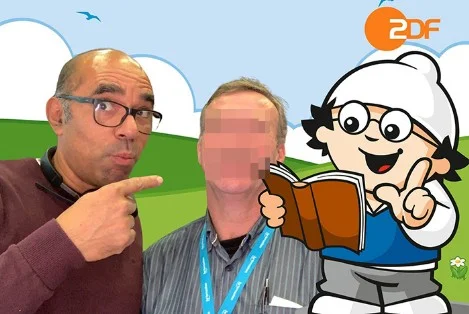 Unsere Fotoboxen waren für das ZDF im Einsatz 2 Personen lassen sich mit beiden Mainzelmännchen auf der Frankfurter Buchmesse fotografieren.